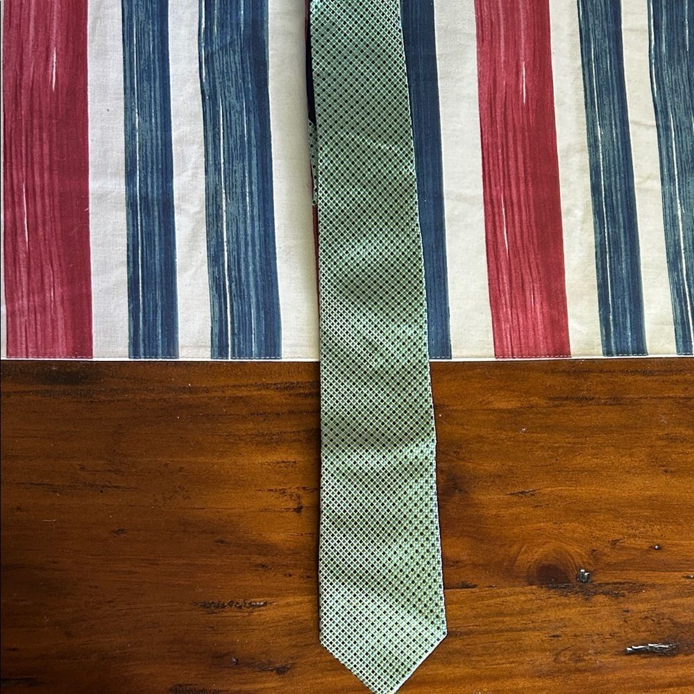 Tommy Hilfiger 100% silk  Green Patterned Men's Tie impeccable